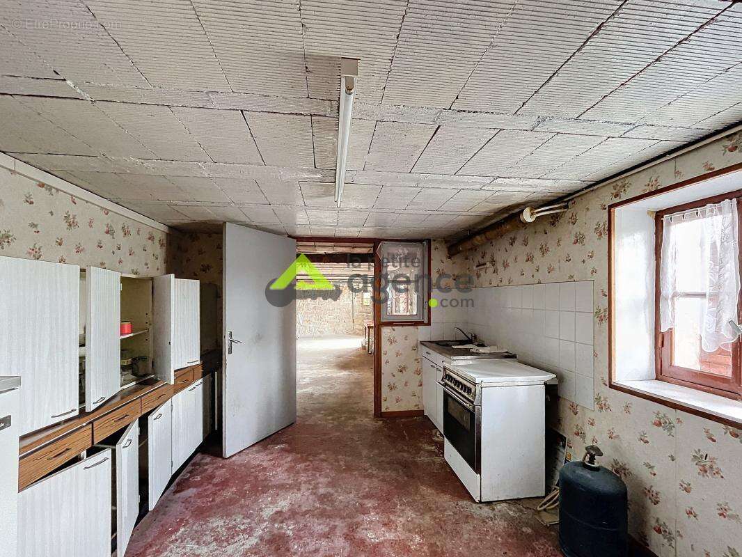 Maison à SAINT-PRIEST-LA-PLAINE