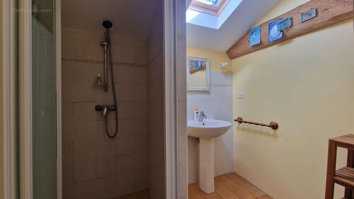 Maison à MONTMOREAU-SAINT-CYBARD