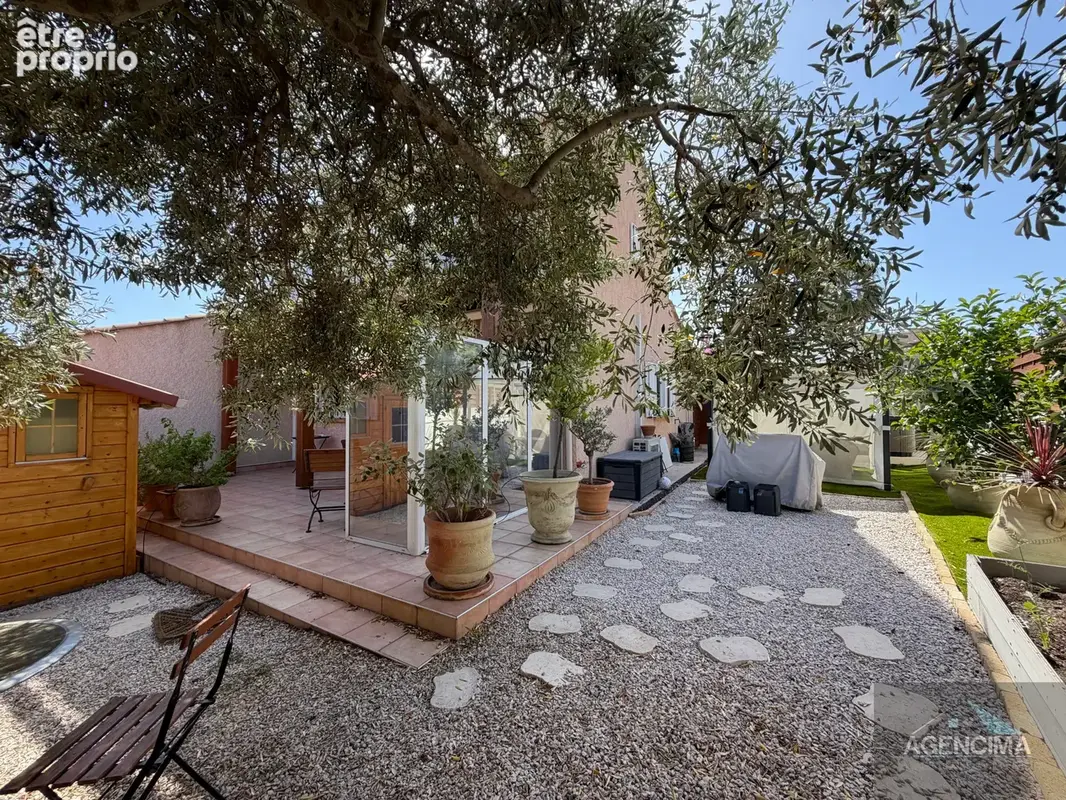 Une villa d'exception, idéalement située à deux pas du centre-ville et de l'étang de Thau. - photo 3
