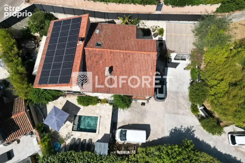 CUERS : Maison individuelle 237 m² comprenant 3 logements sur terrain de 793 m² - photo 4