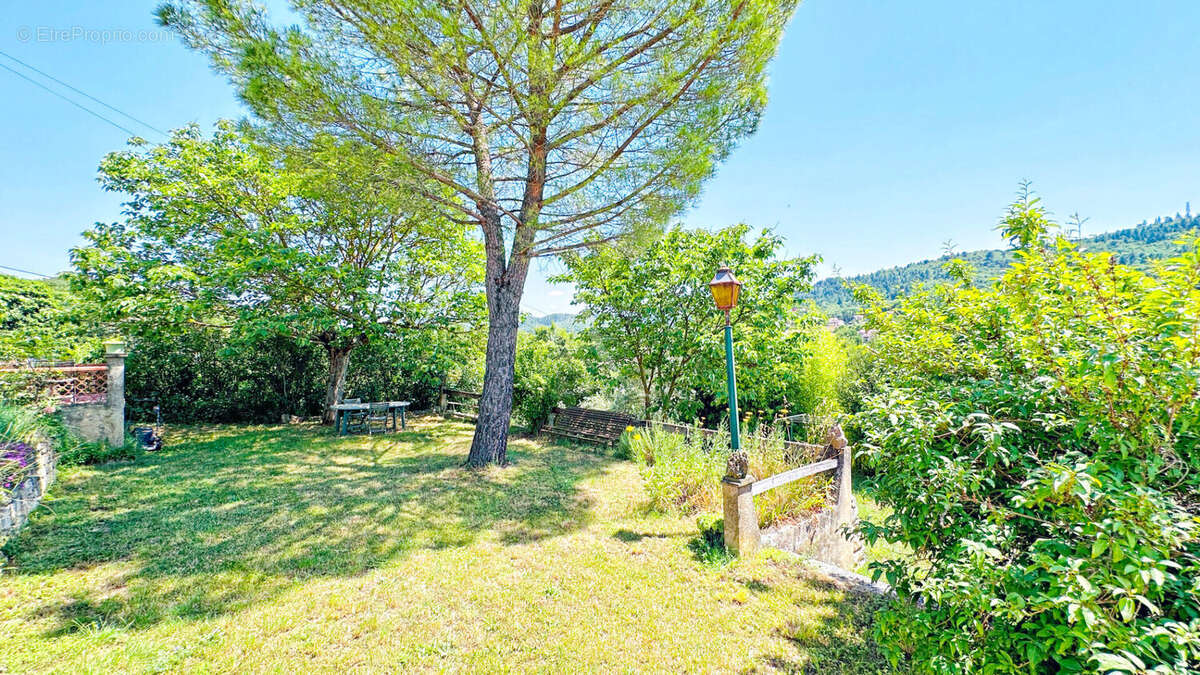 Superbe villa au calme et a la vue imprenable sur le château de cereste-en-luberon sur 7380m2 de terrain avec piscine - photo 6
