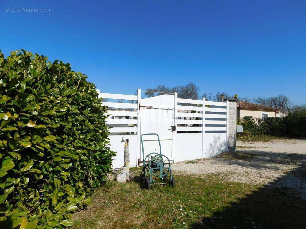 Maison à NEGREPELISSE