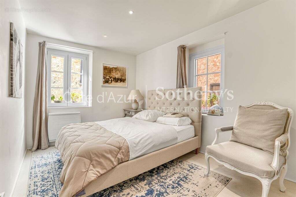 Maison à CHATEAUNEUF-GRASSE