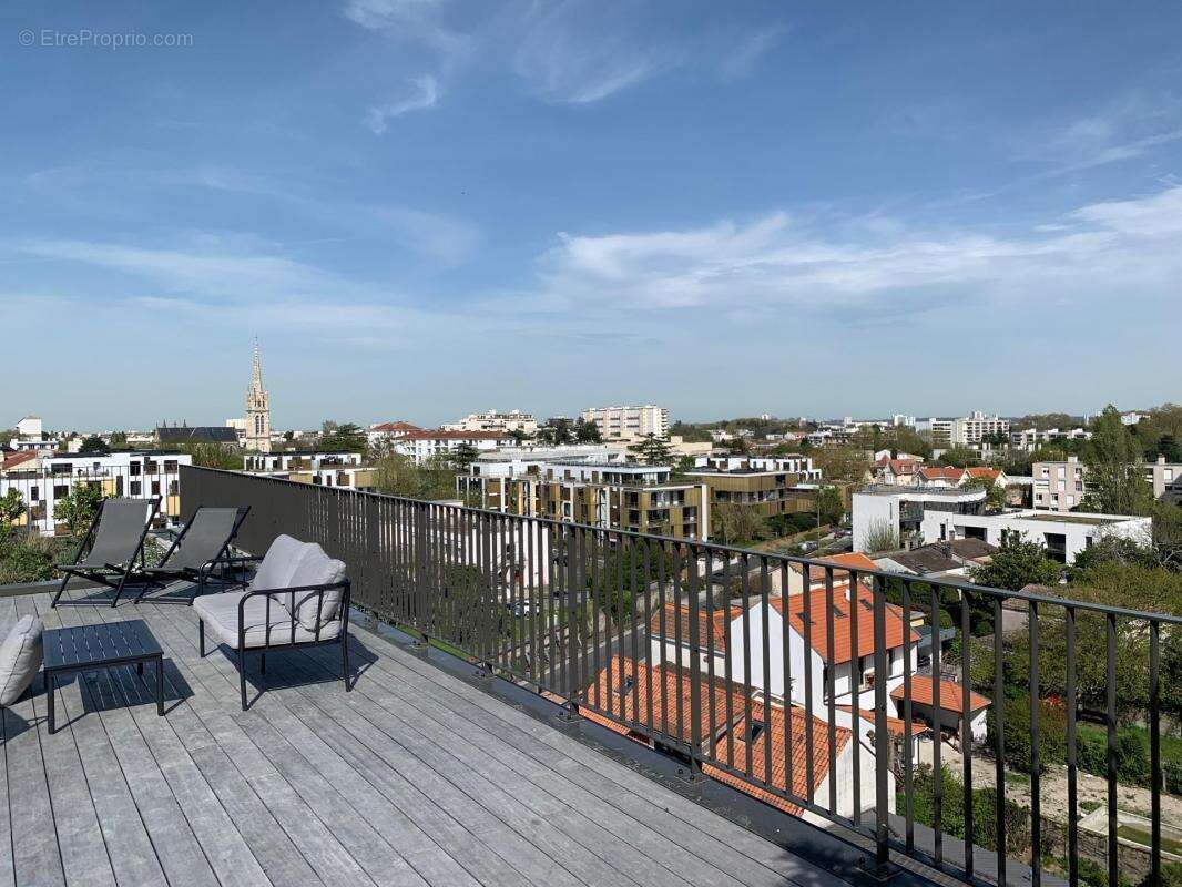 Découvrez un loft d'exception à Cauderan, alliant charme new-yorkais et vue imprenable, où modernité et luminosité se rencontren - photo 8