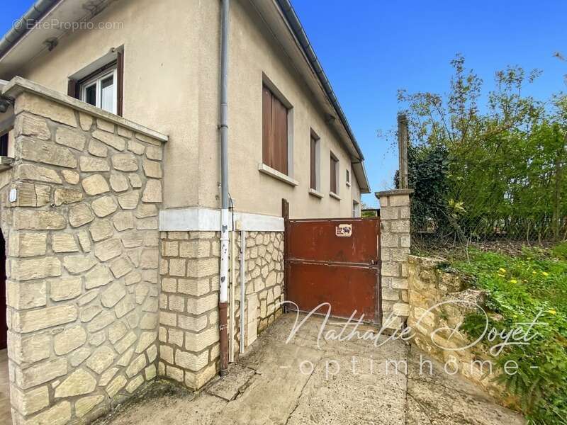 Maison à TAVAUX-ET-PONTSERICOURT