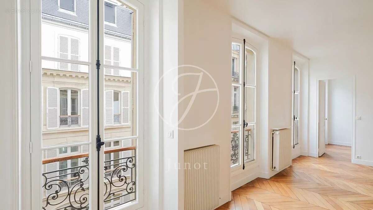 Appartement à PARIS-8E