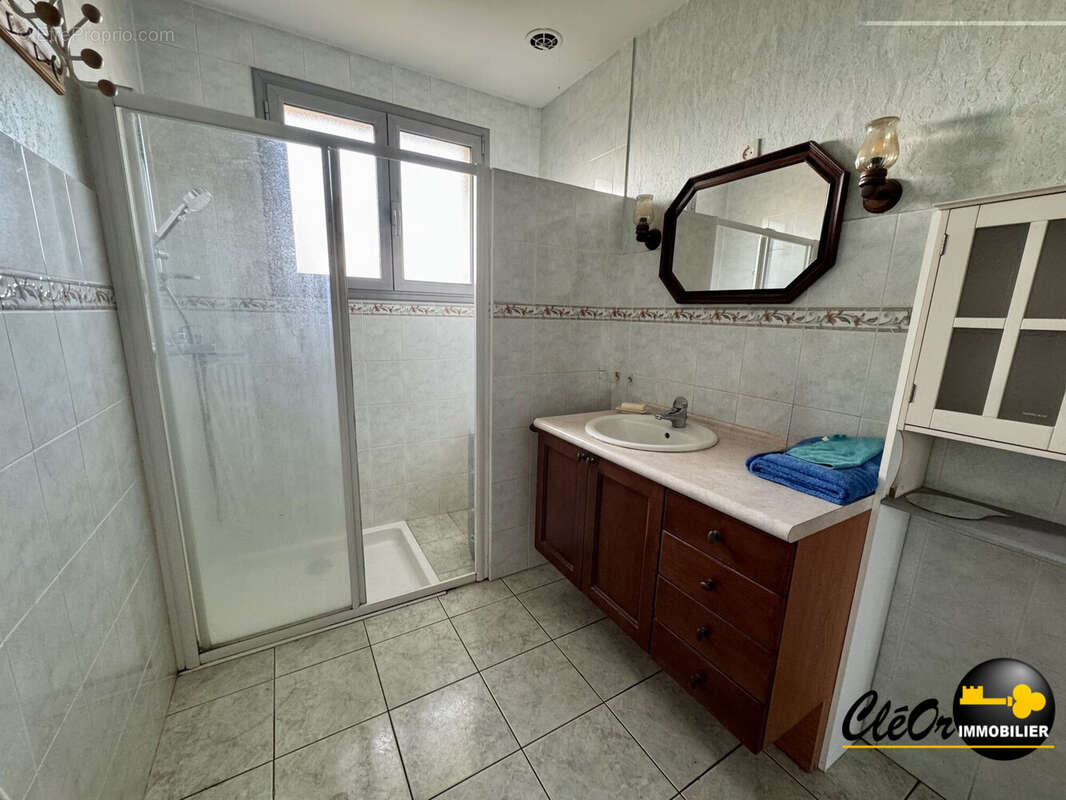 Salle d&#039;eau - Maison à SASSENAY