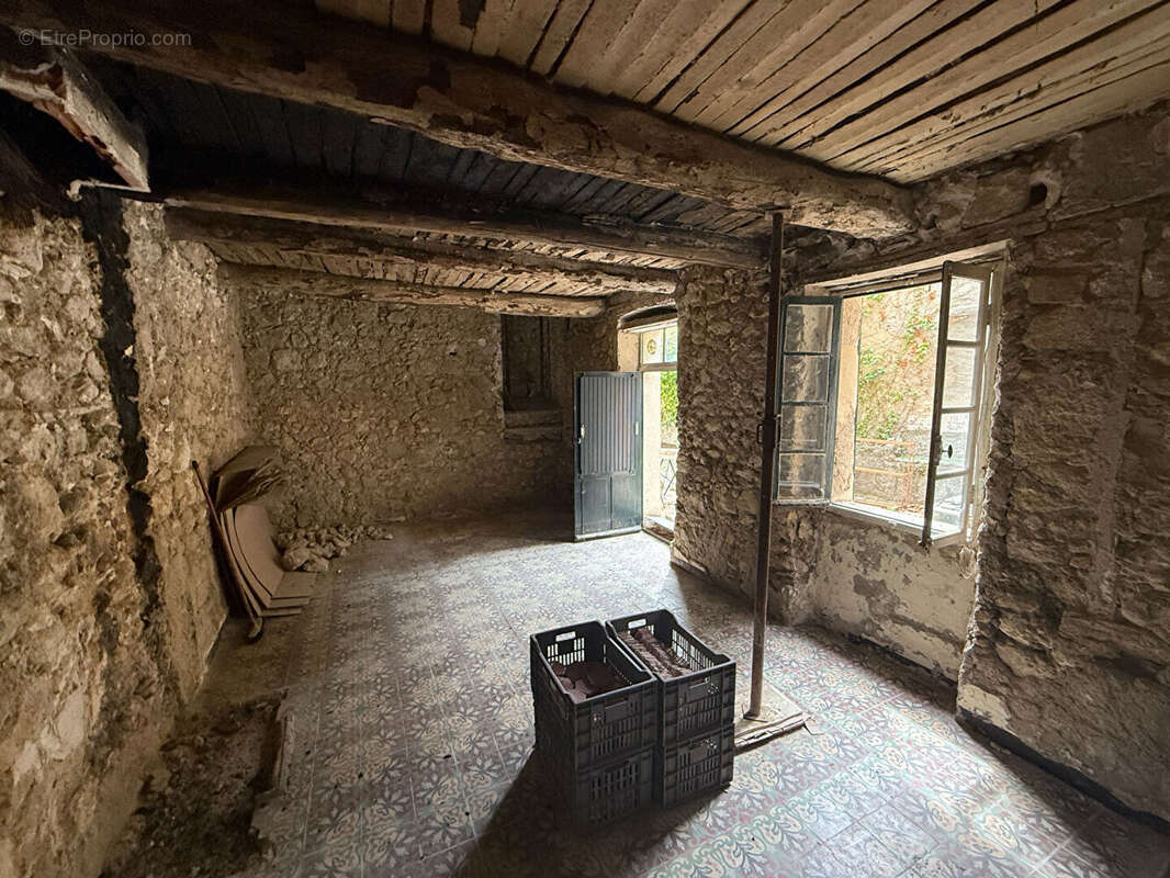 Maison à LA ROQUE-D&#039;ANTHERON