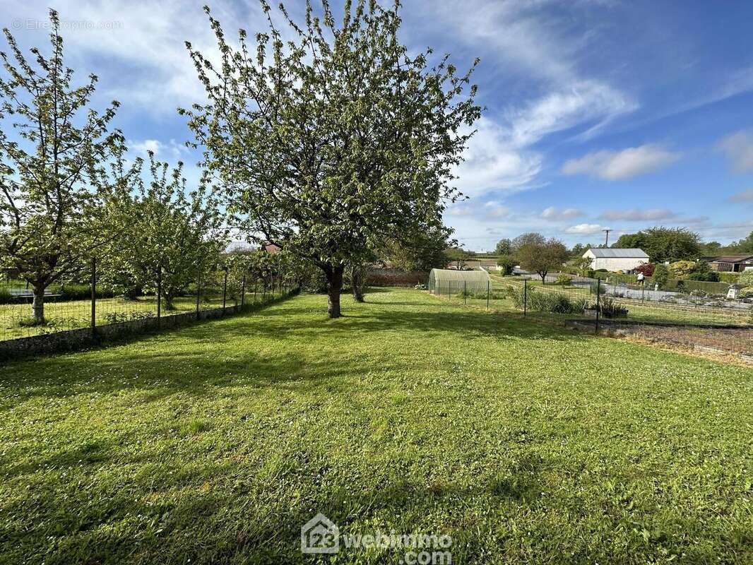 Erigée sur un terrain entièrement clos de 594 m² - Maison à CRECY-SUR-SERRE