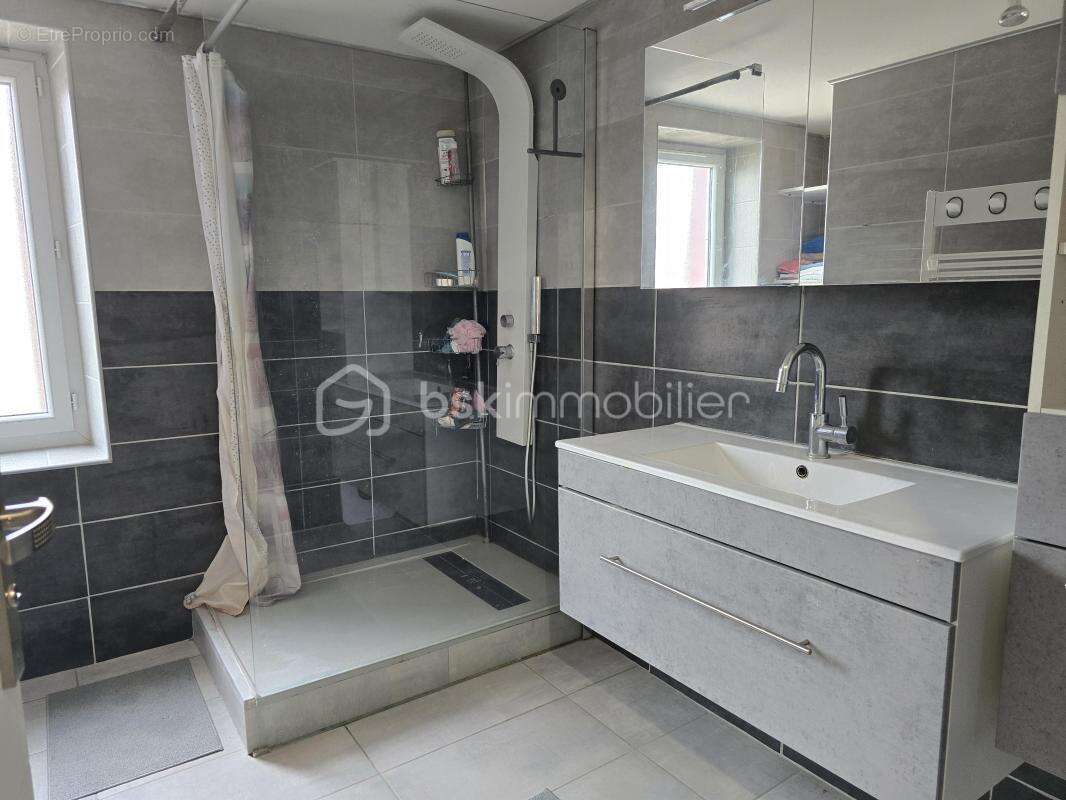 Immeuble en pierre avec ancien restaurant, appartement rénové et terrain de 2900 m² – Fort potentiel – Le Teil - photo 4