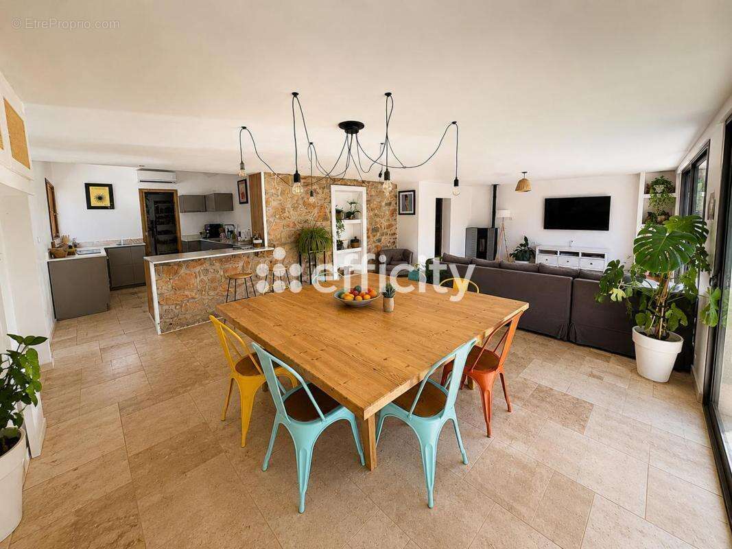 Maison 153 m² à Saint-Maximin-La-Sainte-Baume  - photo 6