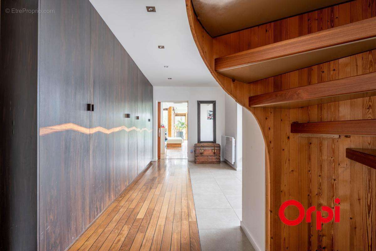 Superbe maison familiale - 4 chambres - grand terrain - piscine intérieure et hammam - garages - photo 4