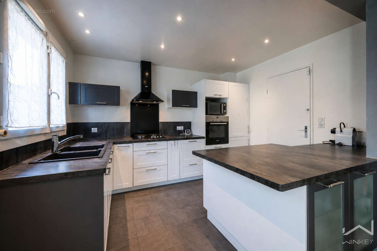 Maison accolée d'un seul côté avec beau terrain et vue sur le Golf - photo 4