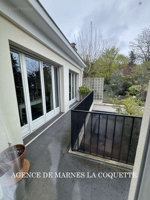 Appartement à MARNES-LA-COQUETTE