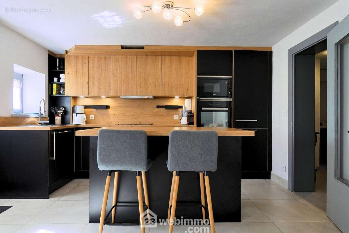 Situé en rez-de-chaussée, vous pourrez profitez de deux entrées dont une donnant sur la cuisine moderne et équipée, - Appartement à CREST-VOLAND