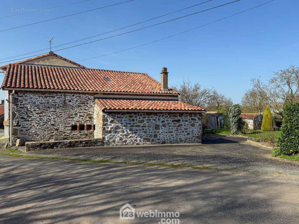 A POUZAUGES, le calme de la campagne pour cette maison de village en pierre de 120 m² ! - Maison à POUZAUGES