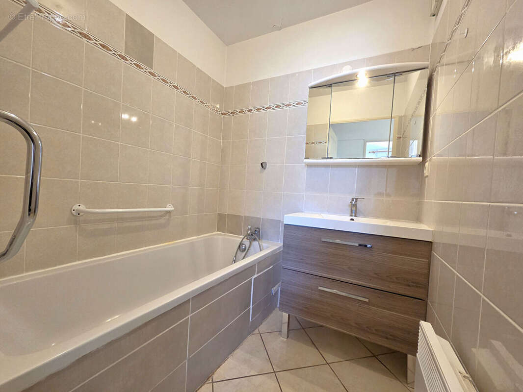 Appartement à SOLLIES-PONT
