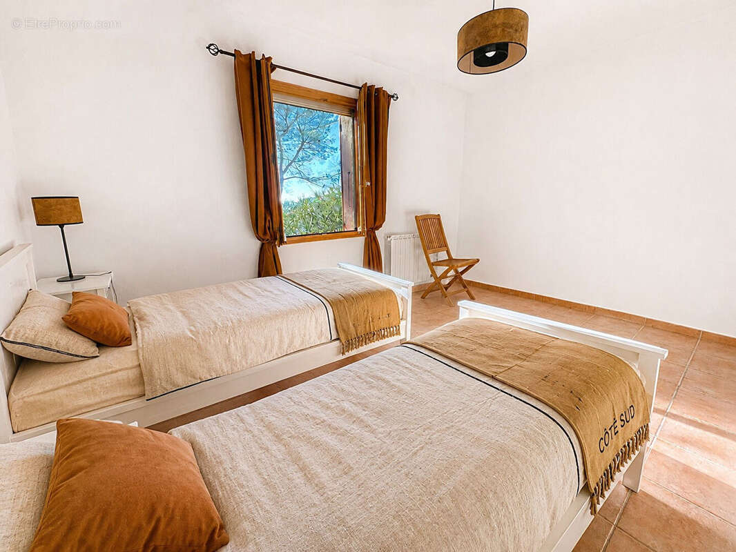 Vaugines Maison de charme en pleine campagne 170 m², double logement, piscine et horizon dégagé - photo 9