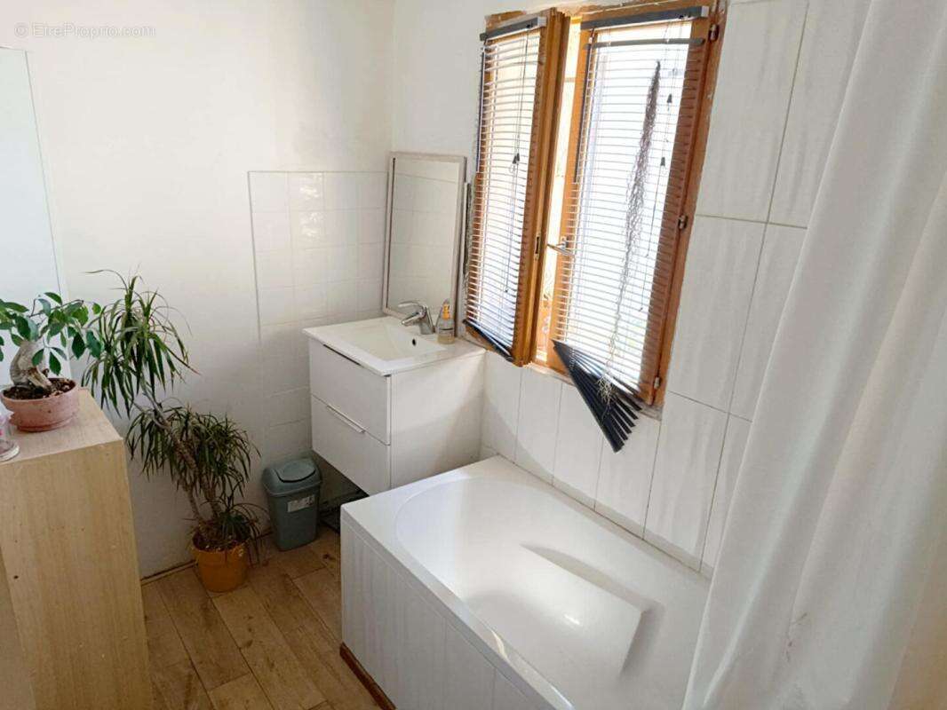 Maison à SAINT-MITRE-LES-REMPARTS