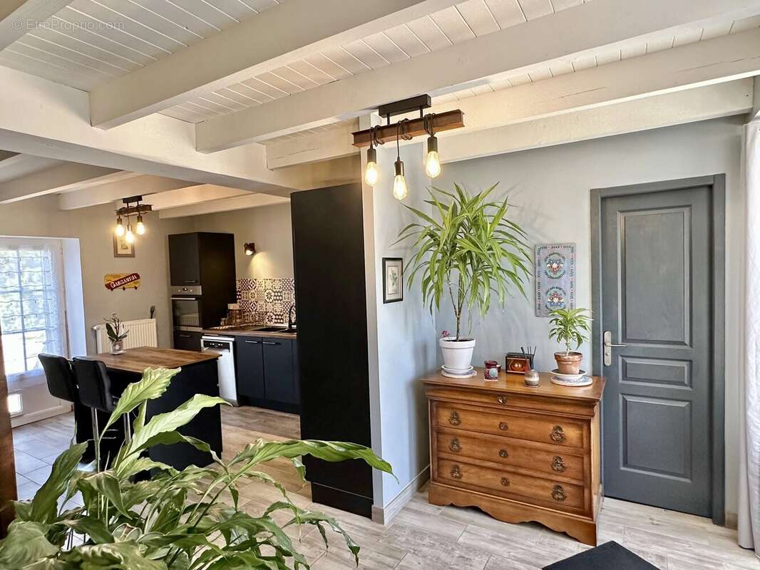Maison  rénovée avec goût, offrant quatre chambres avec jardin clos - photo 4