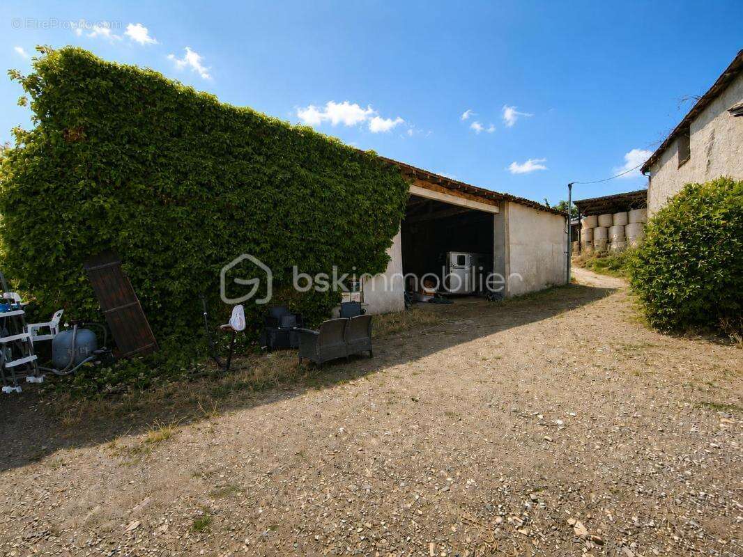 Corps de ferme de 210 m² avec appartement indépendant et plus de 440 m² de dépendances - photo 18