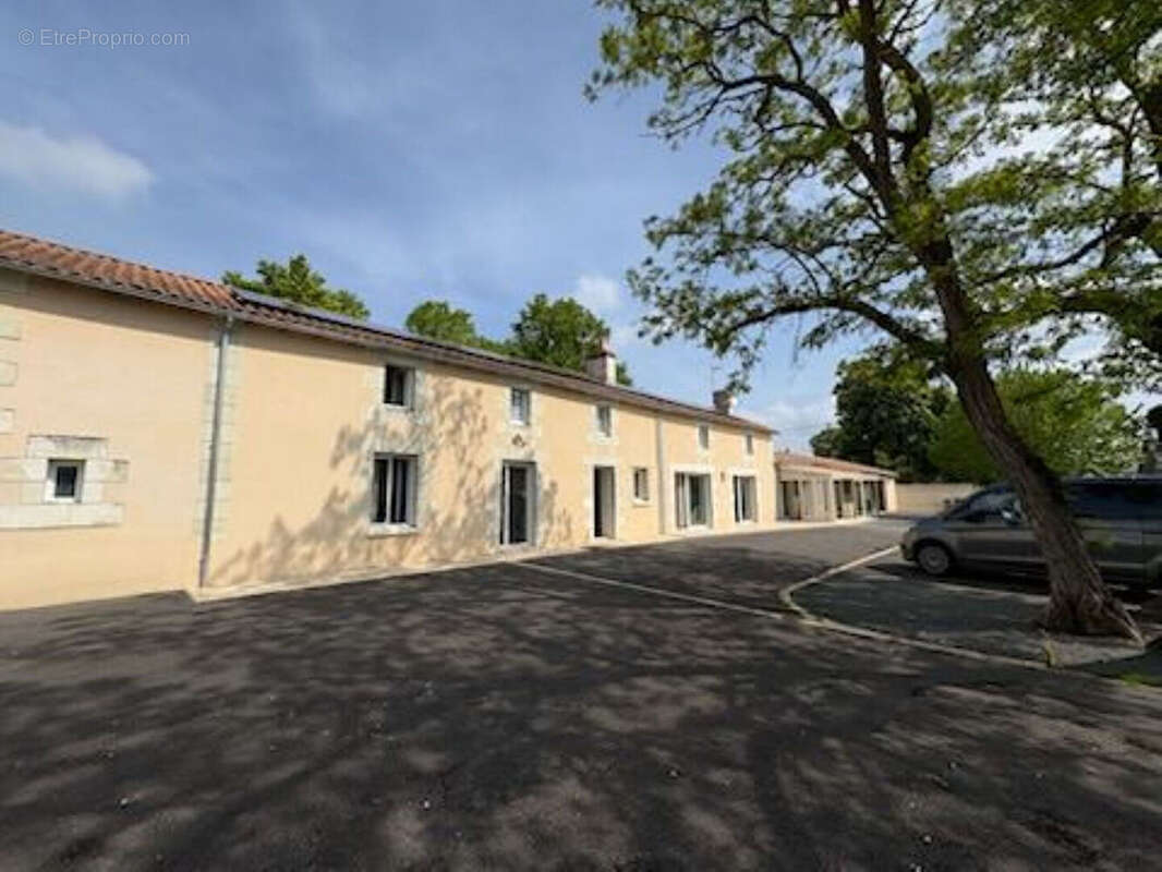 Maison à VENDEUVRE-DU-POITOU