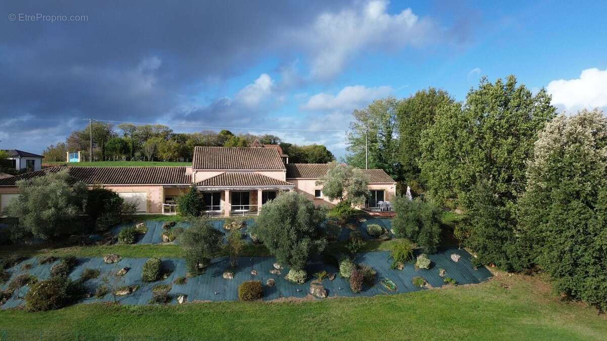 Demeure contemporaine, piscine intérieure, et terrain clos - photo 18