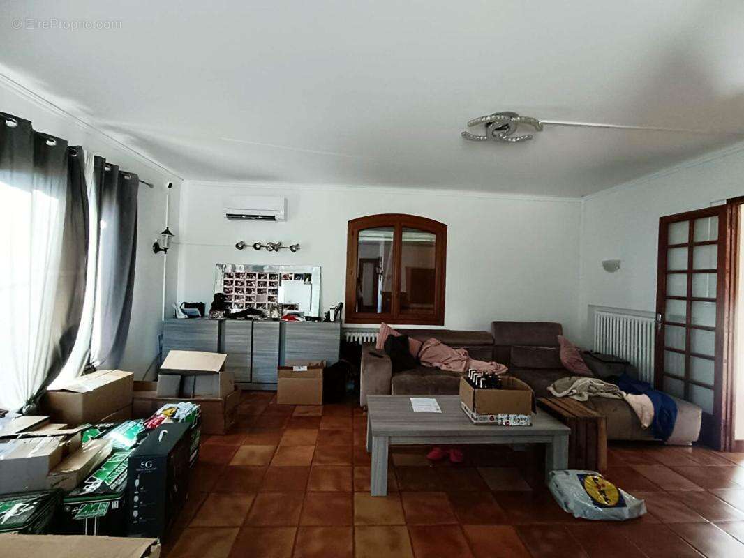 Maison à SAINT-MITRE-LES-REMPARTS