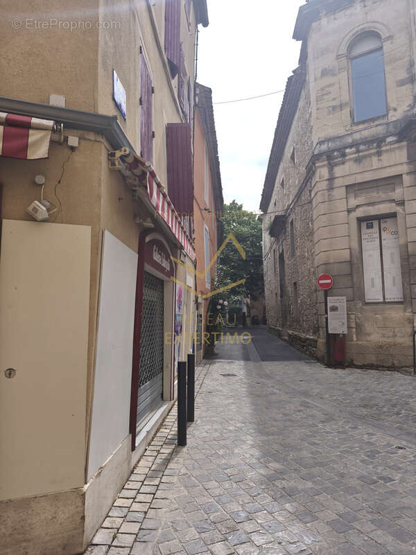 Commerce à L'ISLE-SUR-LA-SORGUE