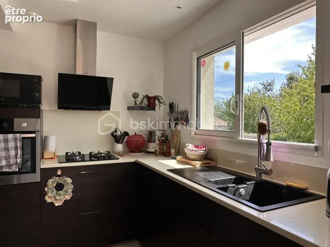 Maison récente – 3 chambres + bureau, terrain de 500 m² avec piscine - photo 4
