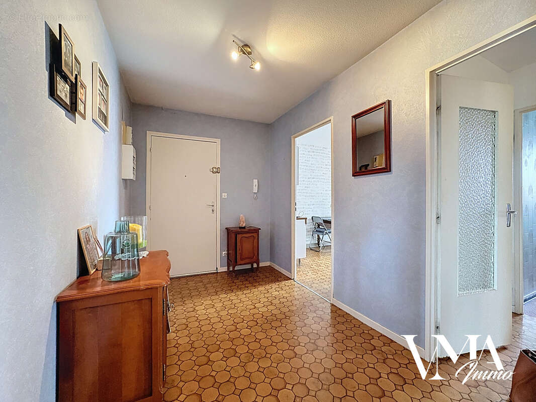 Appartement à LA TOUR-DE-SALVAGNY