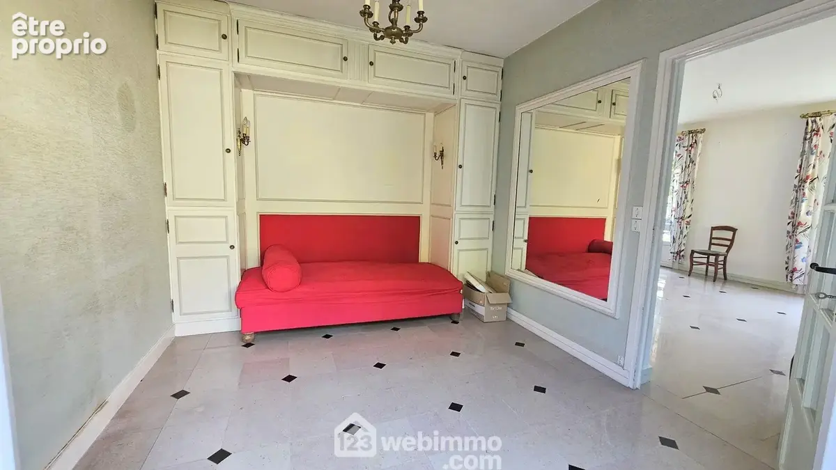 Au RDC, une chambre de 11 m² et son accès à la terrasse.