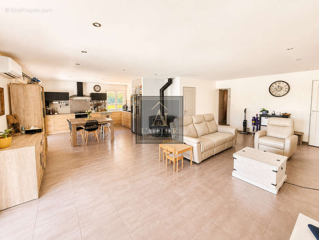 Maison de plain-pied d'une superficie de 136 m2 avec piscine sur une parcelle de 2000 m2 - photo 7