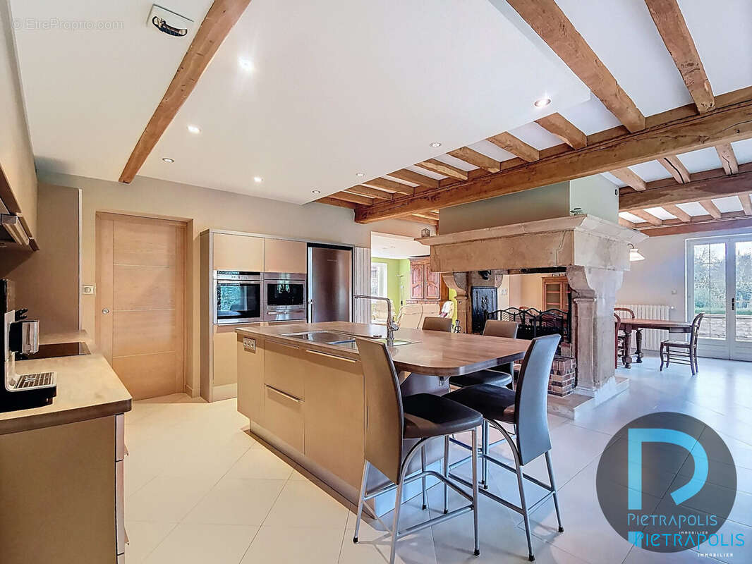 CUISINE RECENTE équipée - Maison à CLUNY