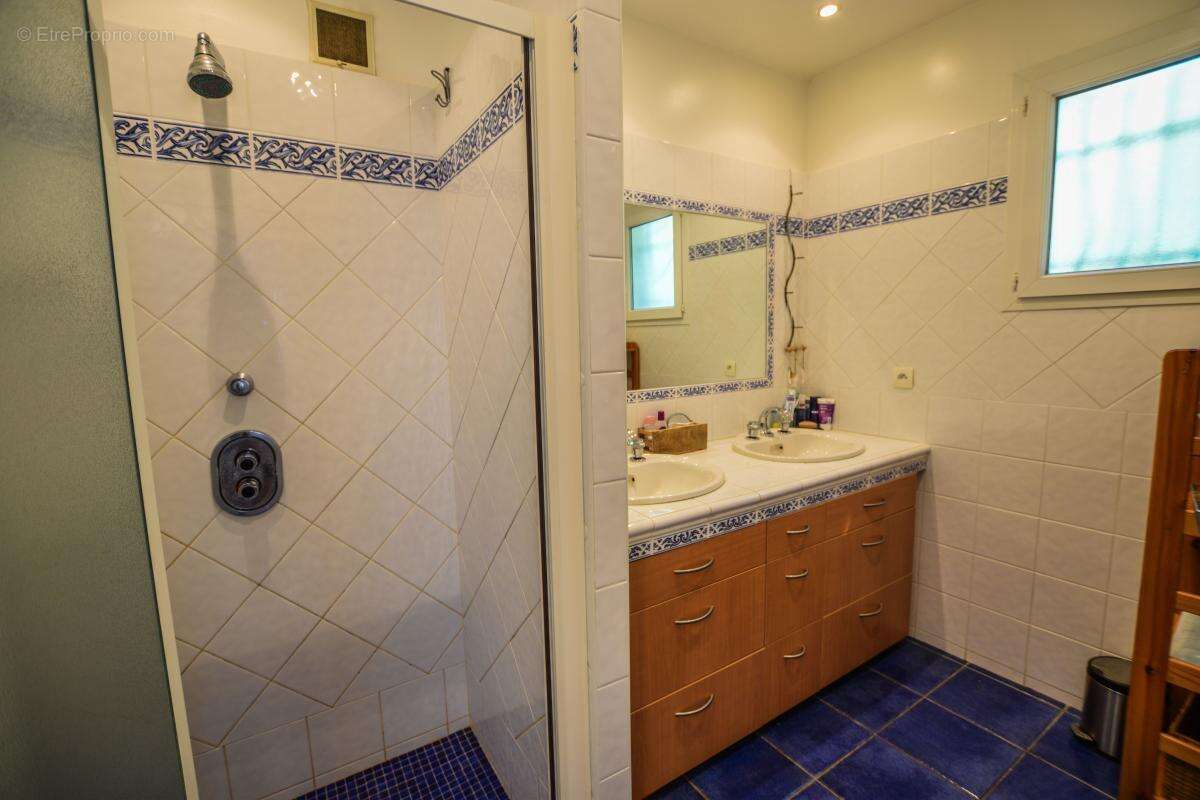 Maison À Vendre - 3 chambres de plain-pied avec piscine, garage et stationnement - photo 15