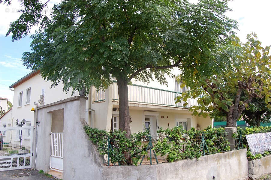Maison 240 m2 avec 3 appartements dont un d'habitation et deux loués sur 1100m2 de terrain - photo 2