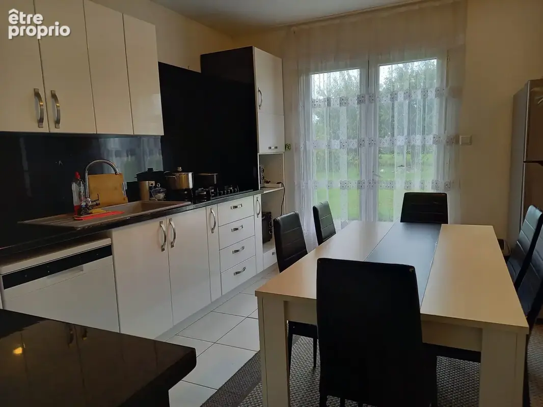 Cuisine aénagée et équipée dans maison 150m² à Surville