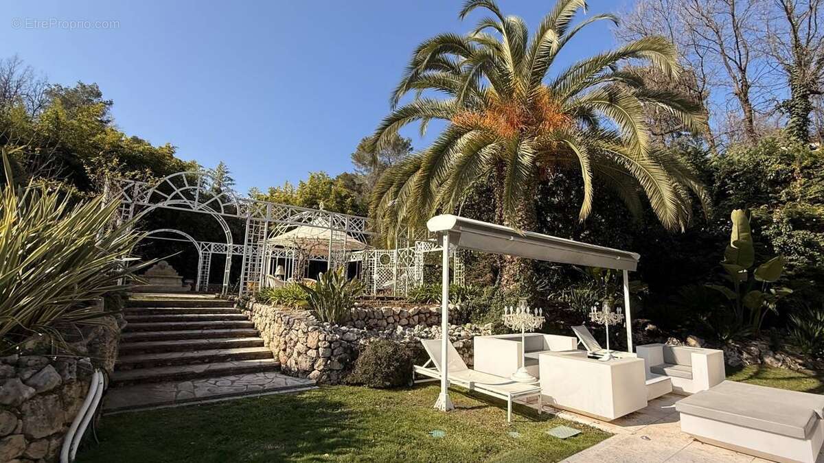 Maison à ROQUEFORT-LES-PINS