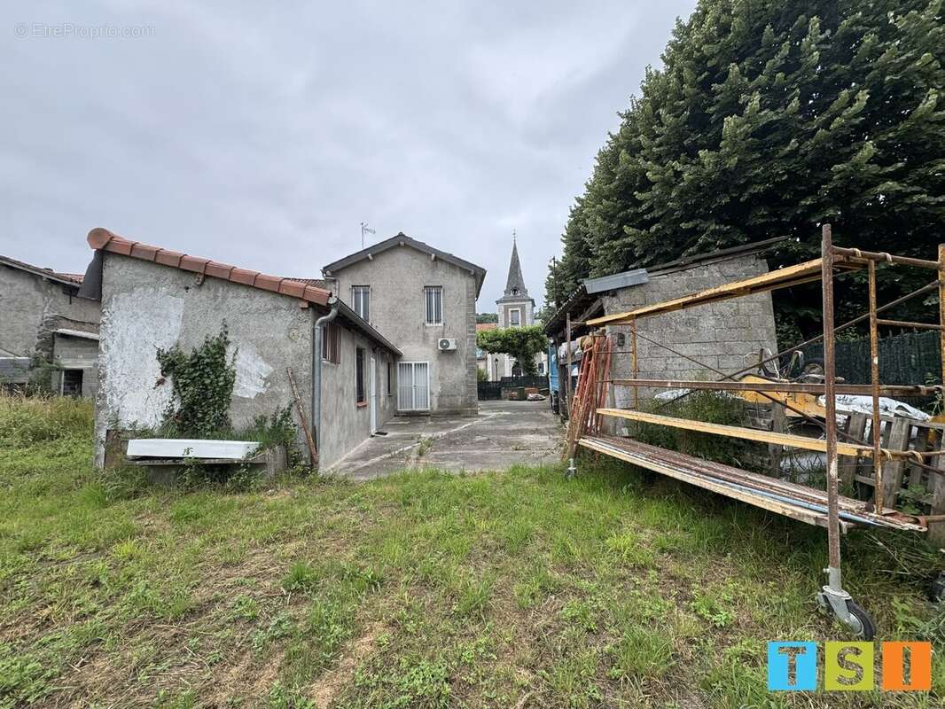 Au cur de Miramont-de-Comminges - ensemble immobilier - maison de caractère de 135 m² - vaste local commercial 100 m² sur 593m² - photo 13