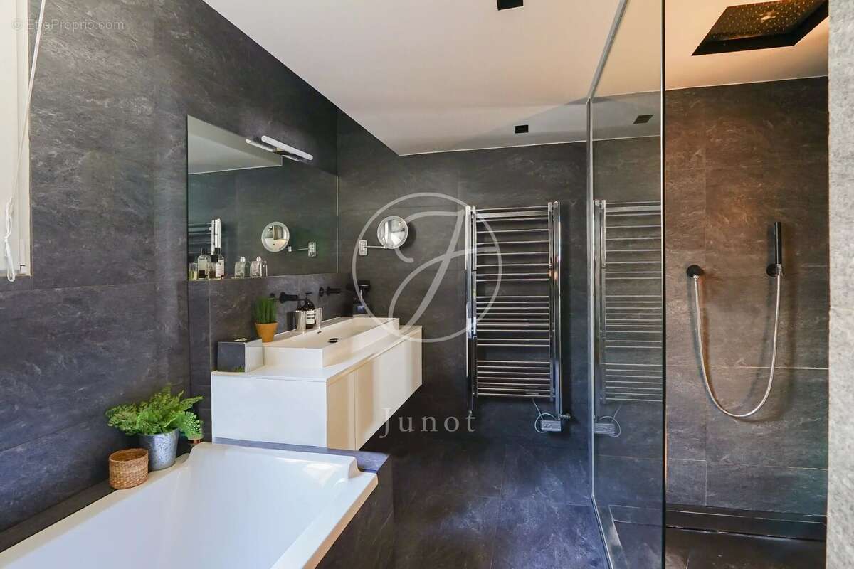 Appartement à PARIS-7E