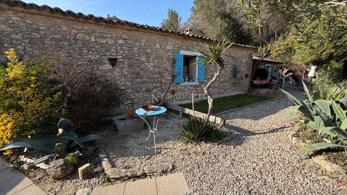 Maison à MENERBES