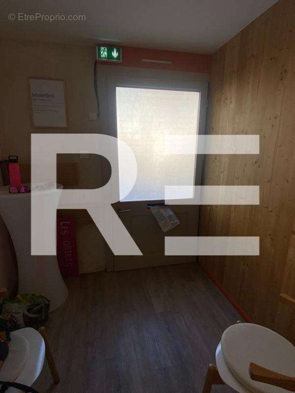 Commerce à MONTAREN-ET-SAINT-MEDIERS