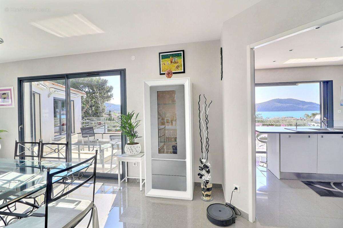 Maison à SAINT-CYR-SUR-MER