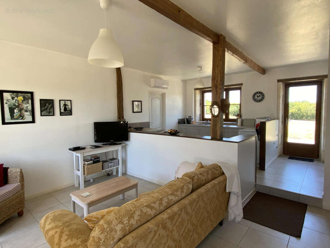 Superbe propriété rurale rénovée avec potentiel commercial près de Chalais - photo 10