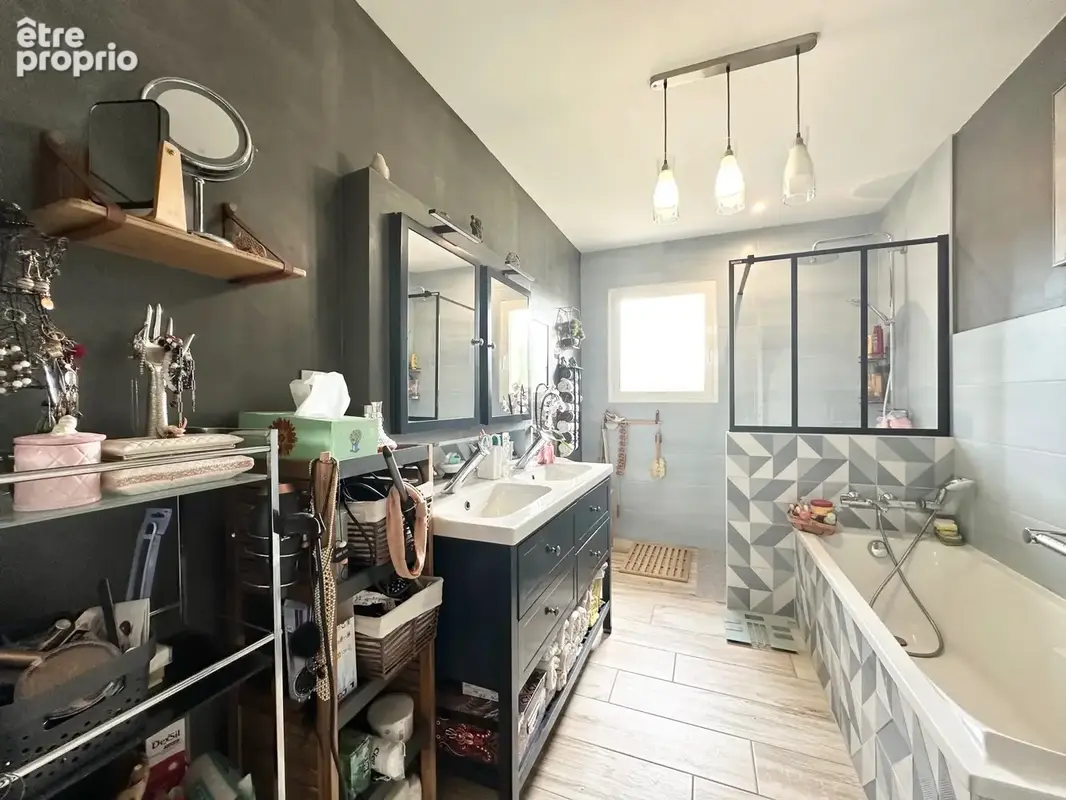 Salle de bains de 7 m² avec baignoire, douche, double vasque