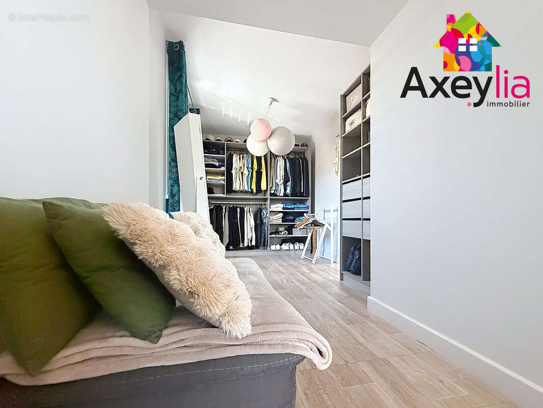 A vendre - riorges - propriété avec grande maison d'habitation, appartement indépendant, terrain et piscine - photo 9