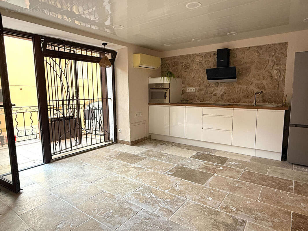 Appartement à LA ROQUE-D'ANTHERON