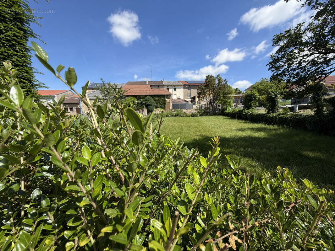 Maison mitoyenne F5 avec grange et dépendances sur 17,26 are - photo 17