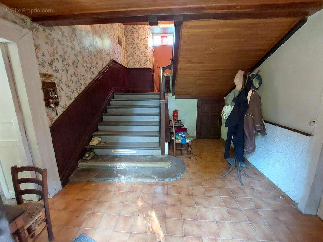 Entre - Maison à AURIGNAC