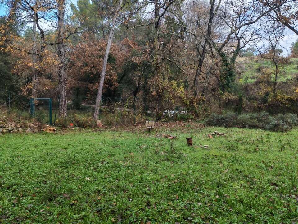 Terrain à LORGUES